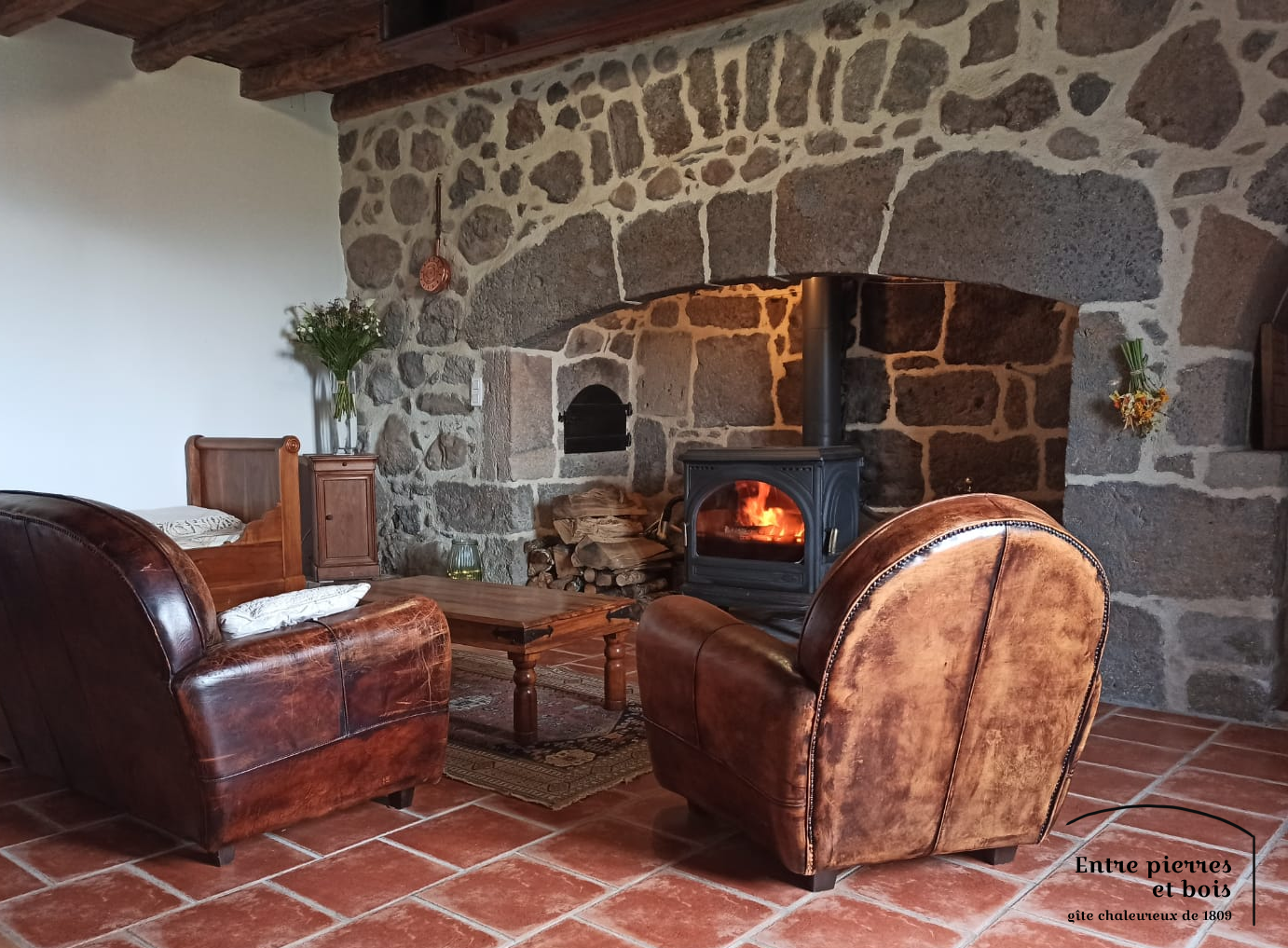 Salon du gîte Entre pierre et bois - Cantal
