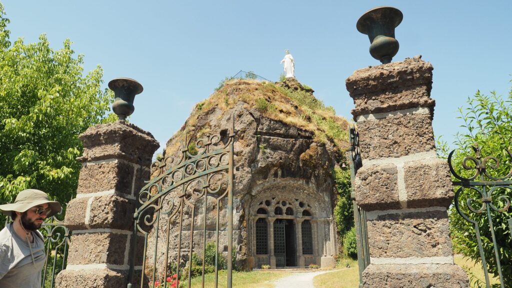Chapelle monolithe Saint-Michel à Fontanges